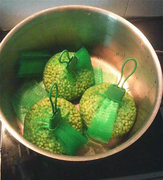 Mẹ Hà Nội mách cách làm giá đỗ cực nhàn cho người lười chỉ bằng chiếc túi lưới bọc quả