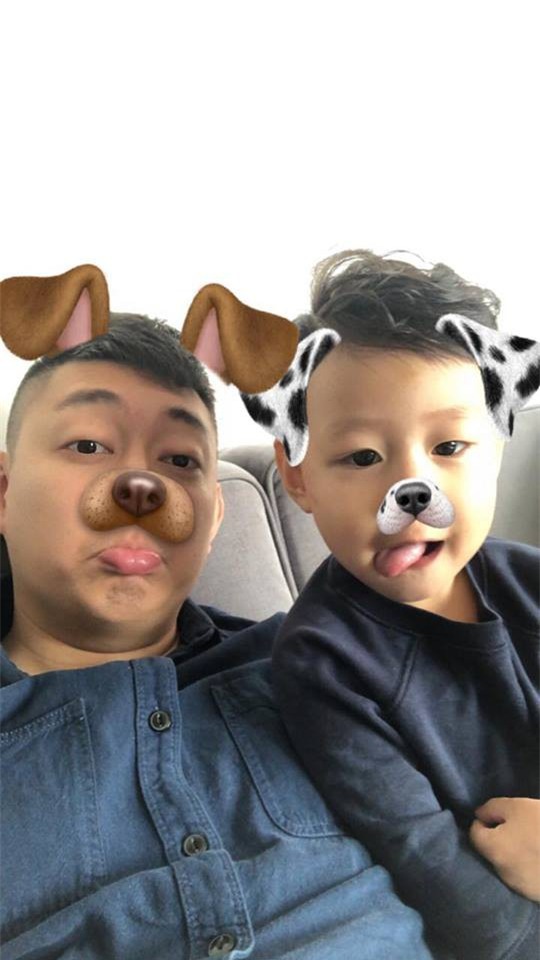 Thanh niên bố được trao cúp bình sữa vì những đóng góp lớn trong công cuộc nuôi dạy các con