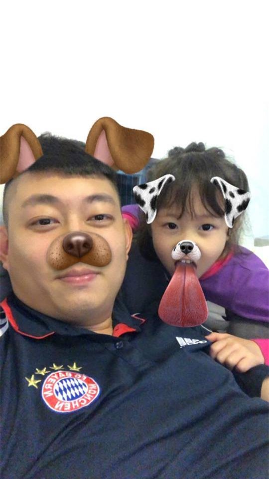 Thanh niên bố được trao cúp bình sữa vì những đóng góp lớn trong công cuộc nuôi dạy các con