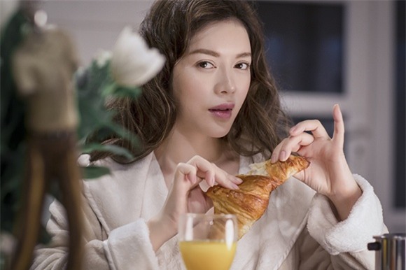 Lý Nhã Kỳ, áo choàng tắm, quyến rũ