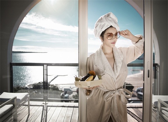 Lý Nhã Kỳ, áo choàng tắm, quyến rũ