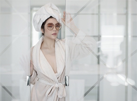 Lý Nhã Kỳ, áo choàng tắm, quyến rũ