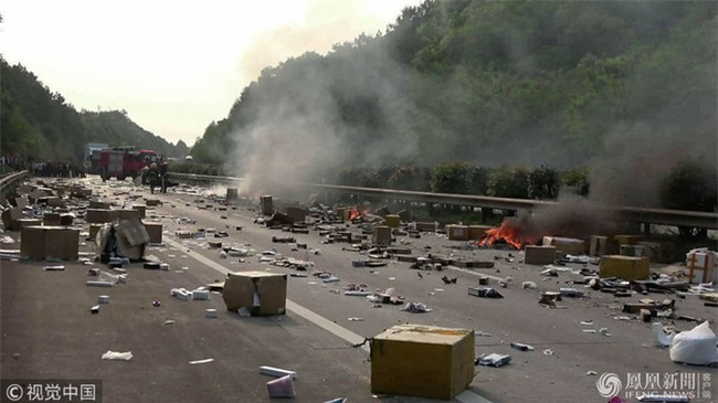 Xe chở hàng đột nhiên phát nổ, nhiều thùng Iphone 6, 7 , X rơi như mưa trên đường - Ảnh 2.