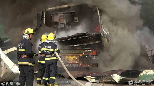 Xe chở hàng đột nhiên phát nổ, nhiều thùng Iphone 6, 7 , X rơi như mưa trên đường - Ảnh 3.