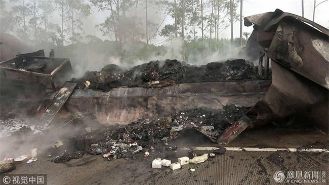 Xe chở hàng đột nhiên phát nổ, nhiều thùng Iphone 6, 7 , X rơi như mưa trên đường - Ảnh 3.