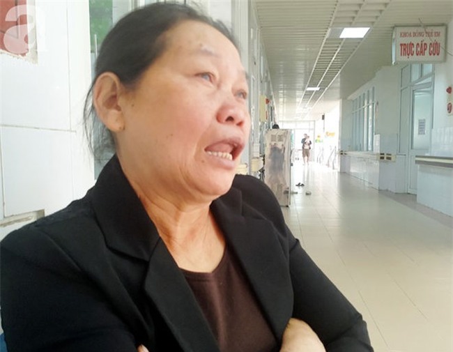 Đòi đến trường đón anh tan học, bé trai 3 tuổi bất ngờ vấp, ngã cả người vào nồi nước sôi bên đường