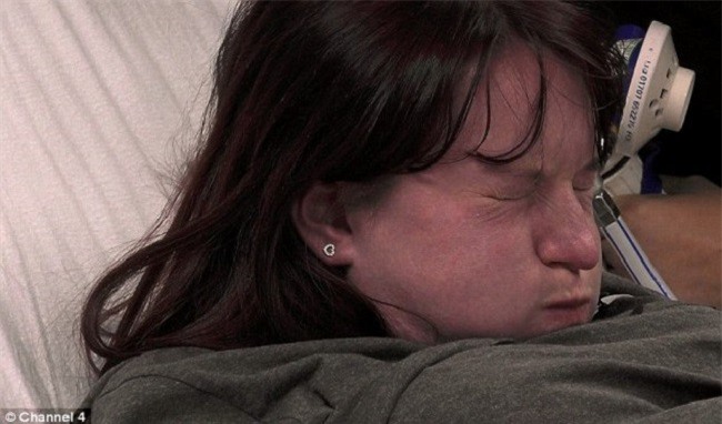 Túc trực trong phòng đẻ suốt 10 tiếng đồng hồ để đón con chào đời, ông bố chưa kịp nhìn mặt con đã ngất xỉu - Ảnh 2.