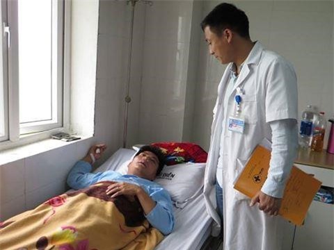 Tat hoc sinh, thay giao bi danh gay song mui noi gi? hinh anh 1