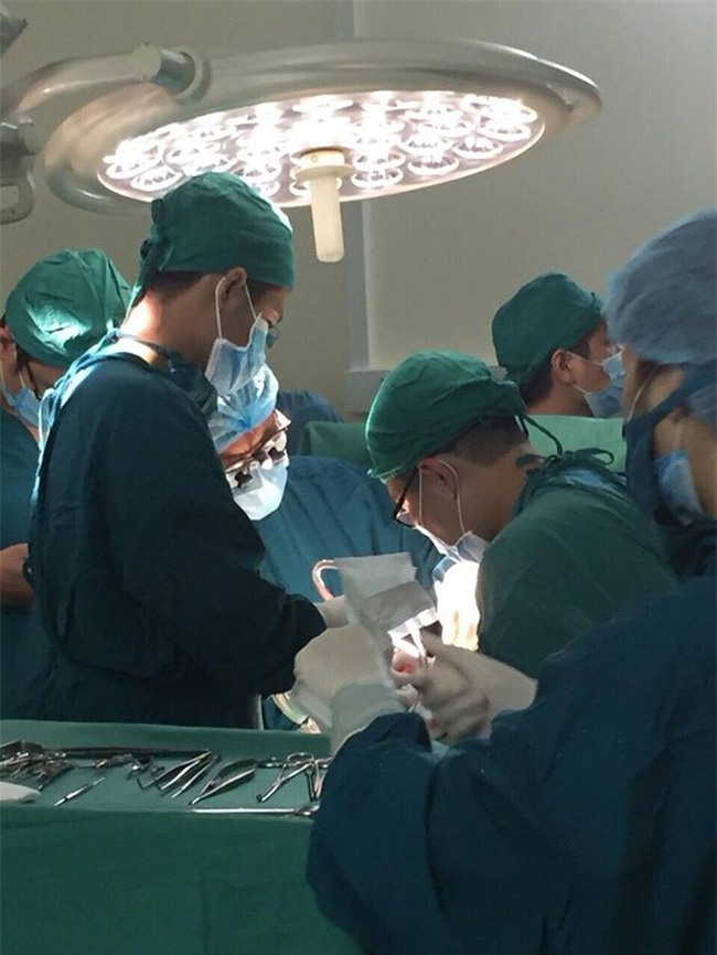 Té từ giàn giáo xuống, thanh niên 24 tuổi bị thanh sắt dài đâm xuyên cơ thể