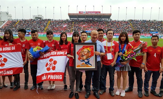 HLV Park Hang Seo có mặt ở sân Lạch Tray để dự khán trận đấu này - Ảnh: Gia Hưng