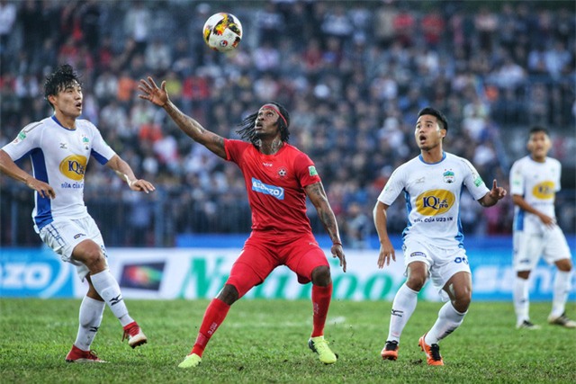 Hải Phòng (đỏ) là đội chơi ép sân hơn - Ảnh: Gia Hưng