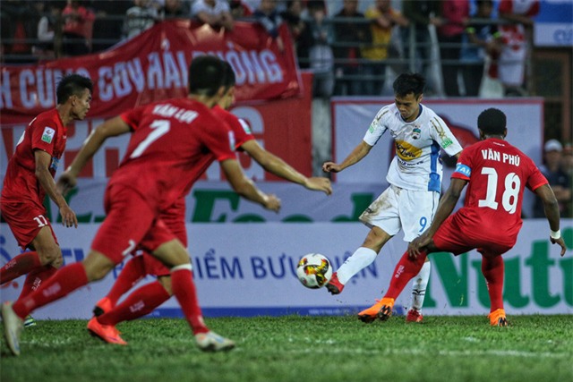 Văn Toàn chơi khá năng nổ ở trận đấu này - Ảnh: Gia Hưng