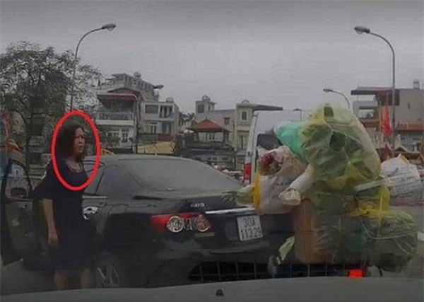 tin tuc 24h: tran tinh cua nu tai xe "quay dau" tren cau cot, ha noi - 1