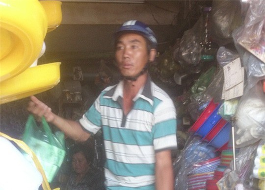 Đang đi vệ sinh, một phụ nữ bị cướp toàn bộ vàng đeo tay - Ảnh 1.