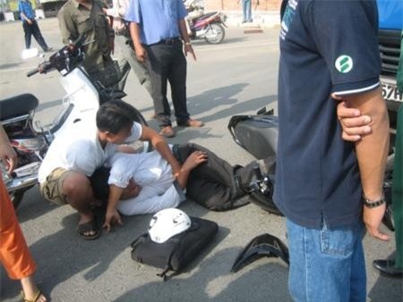 Sự tử tế tiếp nối chỉ trong một câu chuyện: Chở người bị thương đi cấp cứu đến nỗi máu dính đầy ghế, tài xế được người dân rửa xe miễn phí - Ảnh 4.