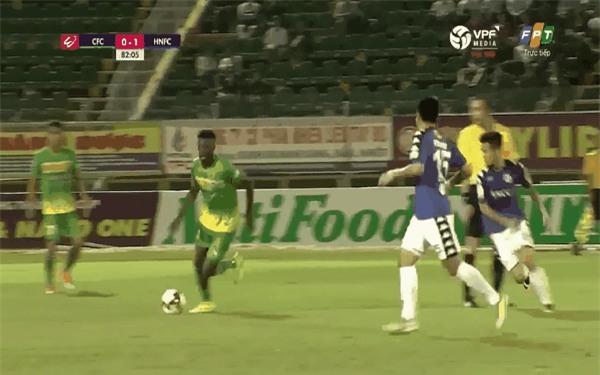 Thành Lương bị đối thủ giẫm lên bụng trong chiến thắng của Hà Nội FC - Ảnh 2.