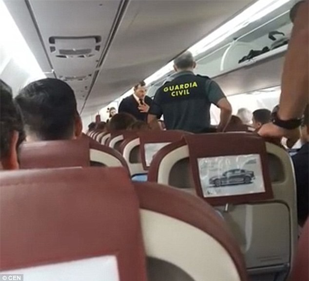 Miệt thị tiếp viên hàng không da màu, người đàn ông bị lôi xuống máy bay trước sự tán đồng của hành khách - Ảnh 2.