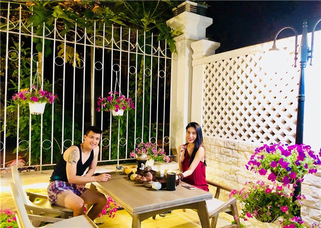 Thủy Tiên khoe khoảnh khắc bình yên bên Công Vinh trong căn biệt thự tiền tỷ ngập tràn sắc hoa - Ảnh 2.