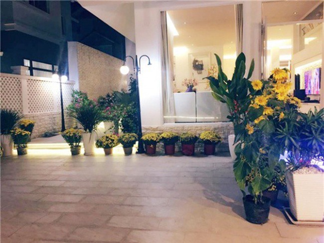 Thủy Tiên khoe khoảnh khắc bình yên bên Công Vinh trong căn biệt thự tiền tỷ ngập tràn sắc hoa - Ảnh 5.