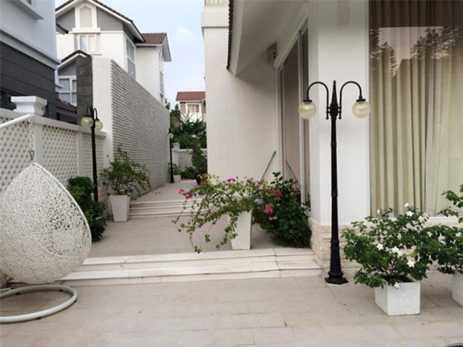Thủy Tiên khoe khoảnh khắc bình yên bên Công Vinh trong căn biệt thự tiền tỷ ngập tràn sắc hoa - Ảnh 5.