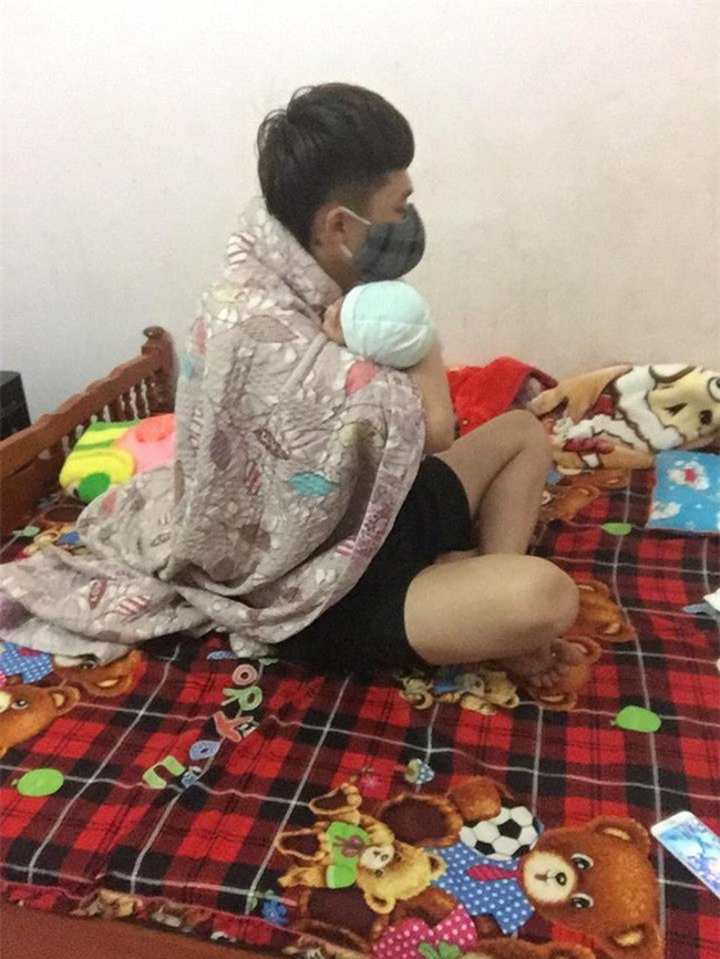 Nghiện con nhưng người nồng mùi thuốc lá, ông bố này phải hóa trang như Spiderman để được phép bế con - Ảnh 2.