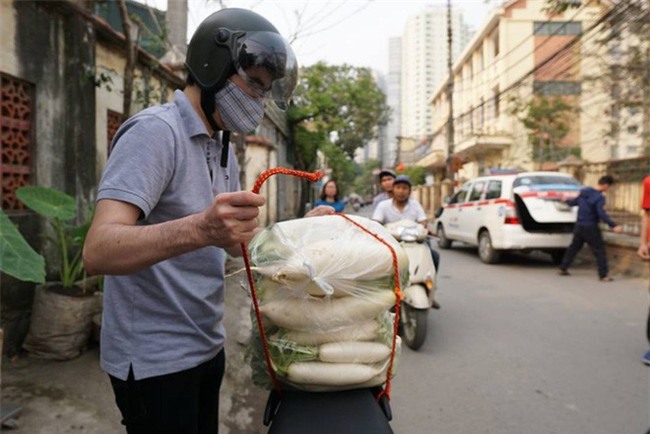 Hàng trăm người dân Hà Nội háo hức giải cứu củ cải trắng cho nông dân Tráng Việt - Ảnh 12.