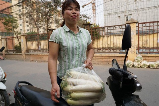 Hàng trăm người dân Hà Nội háo hức giải cứu củ cải trắng cho nông dân Tráng Việt - Ảnh 13.