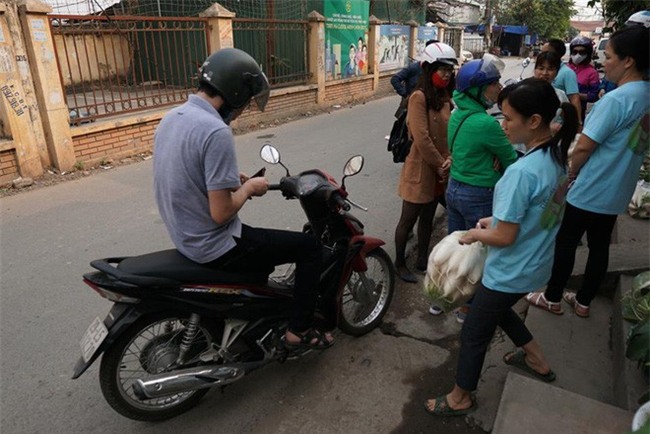 Hàng trăm người dân Hà Nội háo hức giải cứu củ cải trắng cho nông dân Tráng Việt - Ảnh 14.