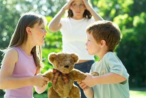 cac con gianh do choi, day la cach giai quyet cuc hay cua ba me 2 con - 1