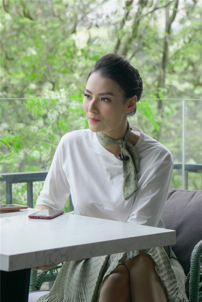 Nguoi mau Hong Que: '17 tuoi, tien va dan ong giau da vay quanh toi' hinh anh 2