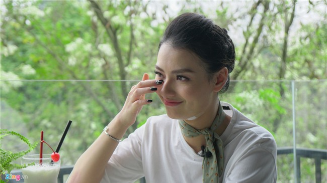 Nguoi mau Hong Que: '17 tuoi, tien va dan ong giau da vay quanh toi' hinh anh 3