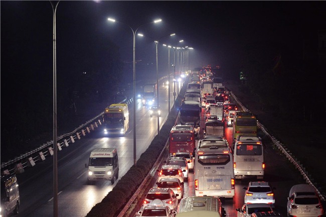 4 vụ tai nạn liên tiếp gây ùn tắc suốt 7 tiếng trên cao tốc Pháp Vân, đến nửa đêm nhiều người vẫn than trời vì không thể nhúc nhích - Ảnh 10.