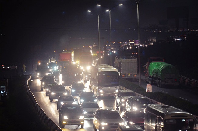 4 vụ tai nạn liên tiếp gây ùn tắc suốt 7 tiếng trên cao tốc Pháp Vân, đến nửa đêm nhiều người vẫn than trời vì không thể nhúc nhích - Ảnh 11.