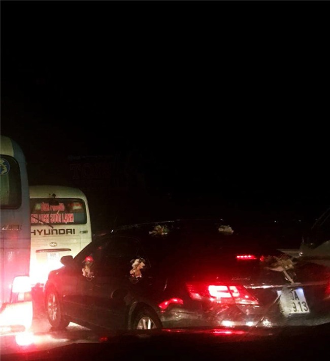 4 vụ tai nạn liên tiếp gây ùn tắc suốt 7 tiếng trên cao tốc Pháp Vân, đến nửa đêm nhiều người vẫn than trời vì không thể nhúc nhích - Ảnh 3.