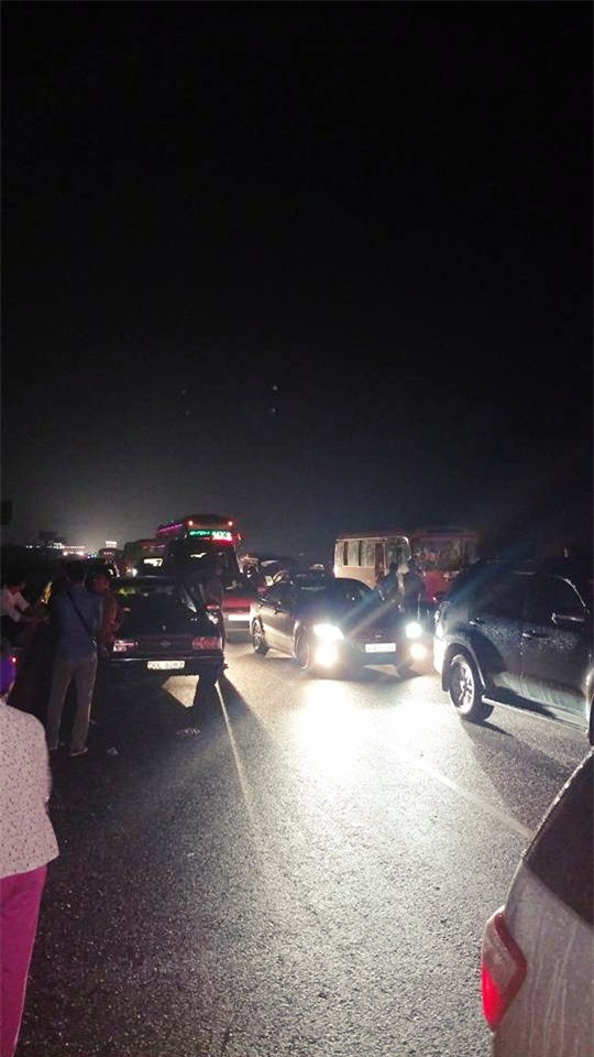 4 vụ tai nạn liên tiếp gây ùn tắc suốt 7 tiếng trên cao tốc Pháp Vân, đến nửa đêm nhiều người vẫn than trời vì không thể nhúc nhích - Ảnh 4.