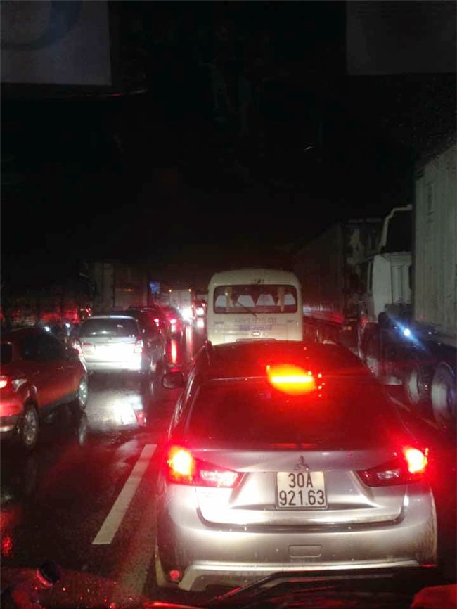 4 vụ tai nạn liên tiếp gây ùn tắc suốt 7 tiếng trên cao tốc Pháp Vân, đến nửa đêm nhiều người vẫn than trời vì không thể nhúc nhích - Ảnh 5.