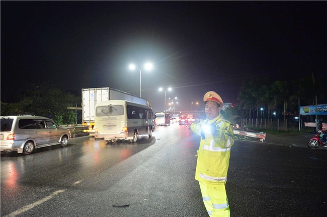 4 vụ tai nạn liên tiếp gây ùn tắc suốt 7 tiếng trên cao tốc Pháp Vân, đến nửa đêm nhiều người vẫn than trời vì không thể nhúc nhích - Ảnh 6.