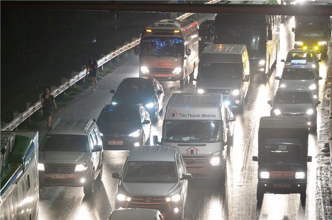 4 vụ tai nạn liên tiếp gây ùn tắc suốt 7 tiếng trên cao tốc Pháp Vân, đến nửa đêm nhiều người vẫn than trời vì không thể nhúc nhích - Ảnh 7.