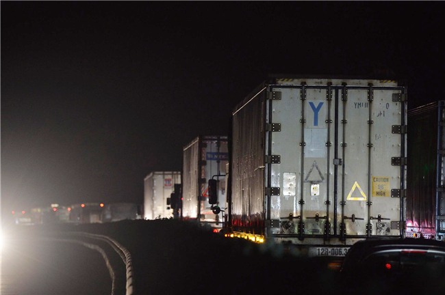 4 vụ tai nạn liên tiếp gây ùn tắc suốt 7 tiếng trên cao tốc Pháp Vân, đến nửa đêm nhiều người vẫn than trời vì không thể nhúc nhích - Ảnh 8.