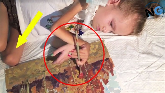 Nằm bất động một chỗ nhưng bé gái này vẫn làm được điều khiến cả thế giới phải khâm phục - Ảnh 1.