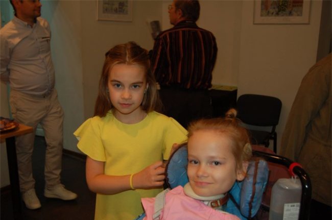 Nằm bất động một chỗ nhưng bé gái này vẫn làm được điều khiến cả thế giới phải khâm phục - Ảnh 3.