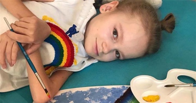 Nằm bất động một chỗ nhưng bé gái này vẫn làm được điều khiến cả thế giới phải khâm phục - Ảnh 4.