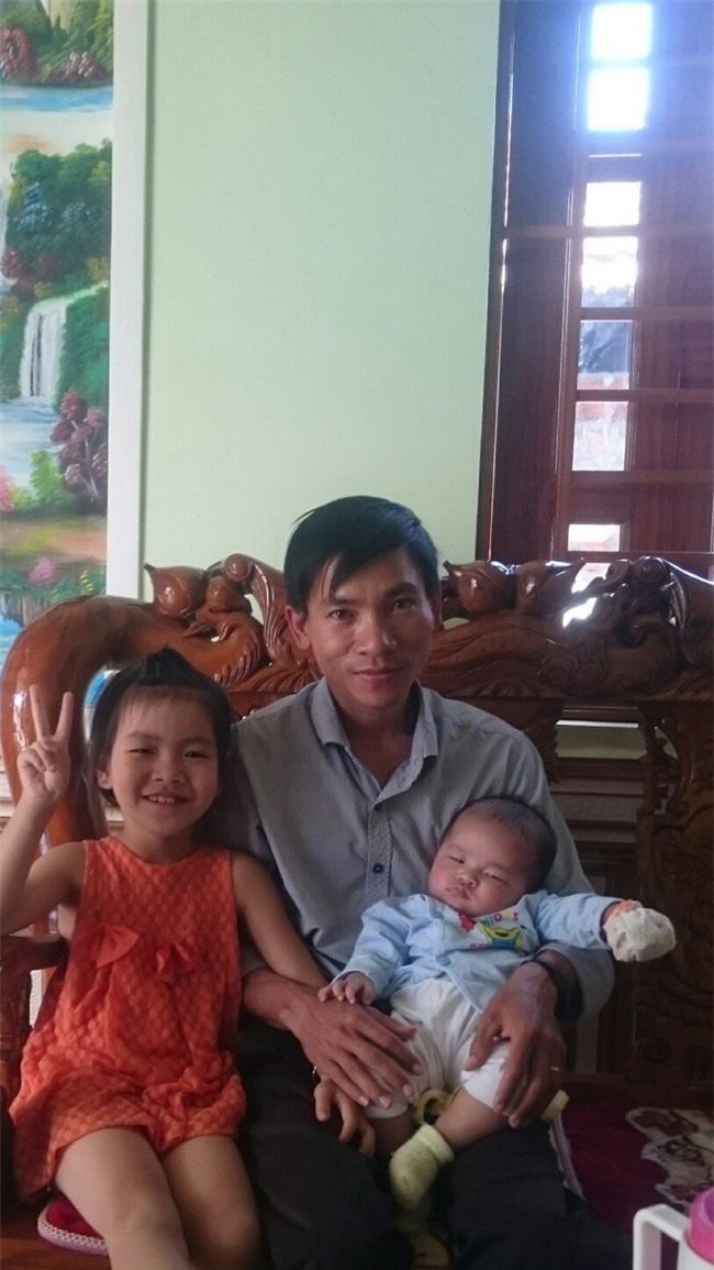 Cuộc sống gà trống nuôi con sau ngày nữ giáo viên bị ung thư, giành giật sự sống từng ngày để sinh con qua đời - Ảnh 1.