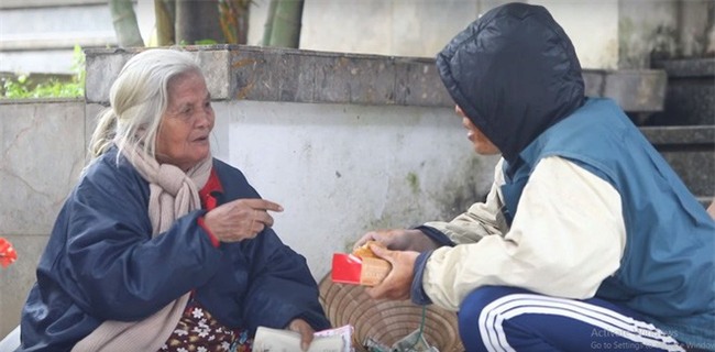 Chàng trai Huế giả làm ăn xin thử lòng người nghèo và cái kết khiến cộng đồng mạng lặng mình suy ngẫm - Ảnh 1.