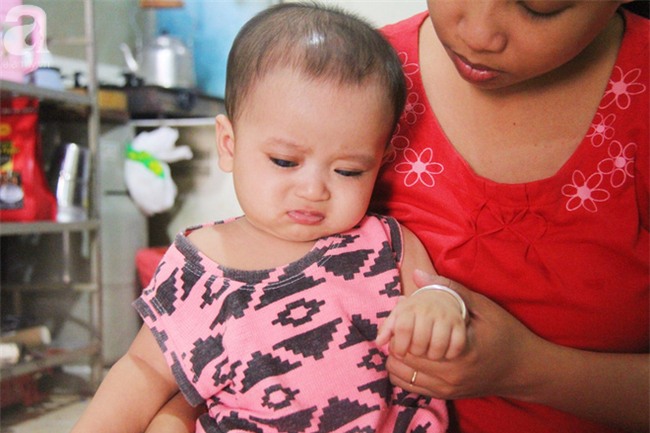 TIN VUI: Đôi mắt màu xanh đẹp tựa thiên thần của bé trai 6 tháng tuổi mù lòa đã có cơ hội tìm lại ánh sáng - Ảnh 1.