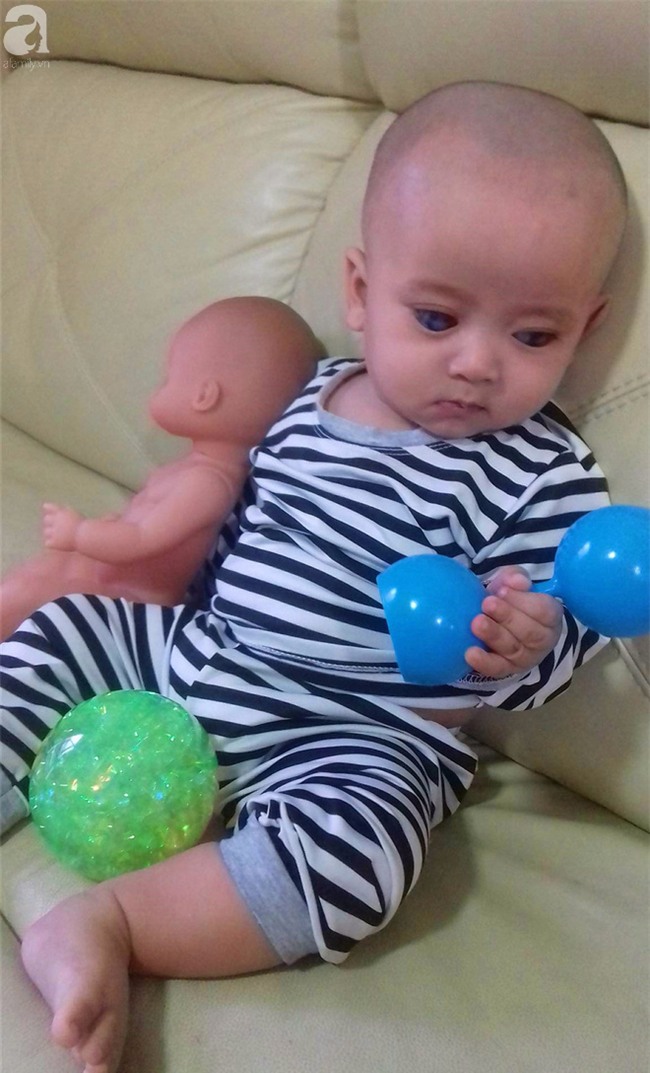 TIN VUI: Đôi mắt màu xanh đẹp tựa thiên thần của bé trai 6 tháng tuổi mù lòa đã có cơ hội tìm lại ánh sáng - Ảnh 3.