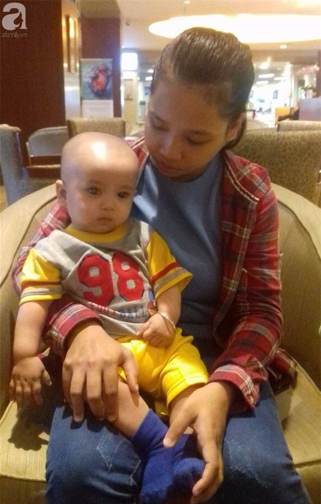 TIN VUI: Đôi mắt màu xanh đẹp tựa thiên thần của bé trai 6 tháng tuổi mù lòa đã có cơ hội tìm lại ánh sáng - Ảnh 4.