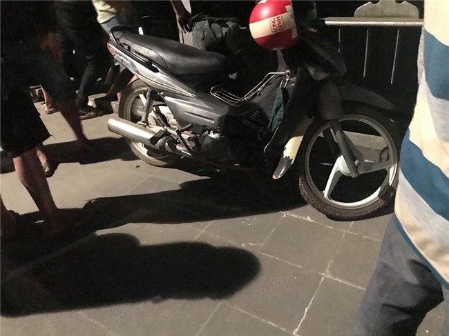 me cho 2 con nho 100 nghin dong va noi "me di chet", roi nhay xuong song tu tu - 2