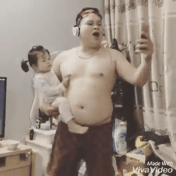 Vừa trông con, vừa làm đẹp, vừa tập thể dục, vừa xả stress - ông bố 4 trong 1 là đây chứ đâu!