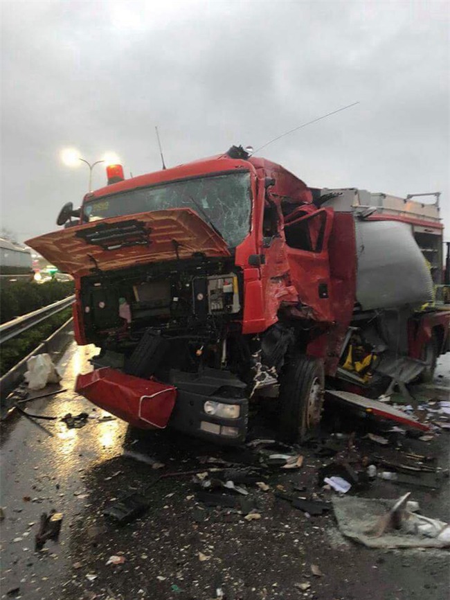 Vụ tai nạn trên cao tốc Pháp Vân – Cầu Giẽ giữa xe cứu hỏa và xe khách: Một chiến sỹ trẻ đã tử vong - Ảnh 1.